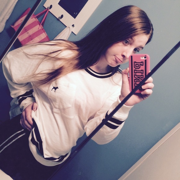 Profile Picture of Emma Lovaglio (@emmalovaglio) on Poshmark