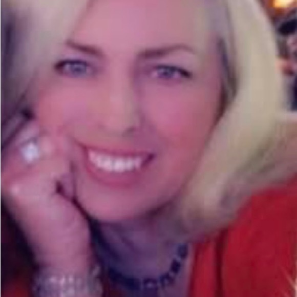 Profile Picture of Janet Lara (@janetlara5856) on Poshmark