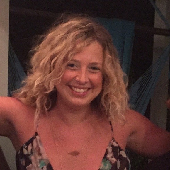 Profile Picture of Bess Detraglia (@bessdetraglia) on Poshmark