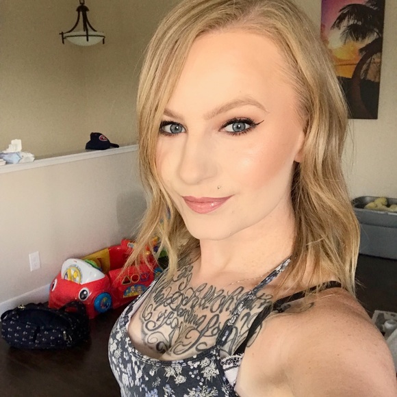 Profile Picture of Katrina Vandergaag (@kvandergaag) on Poshmark