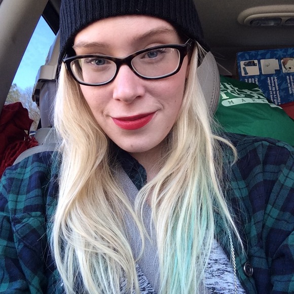 Profile Picture of Jeannie Cahill (@jeanniebean) on Poshmark