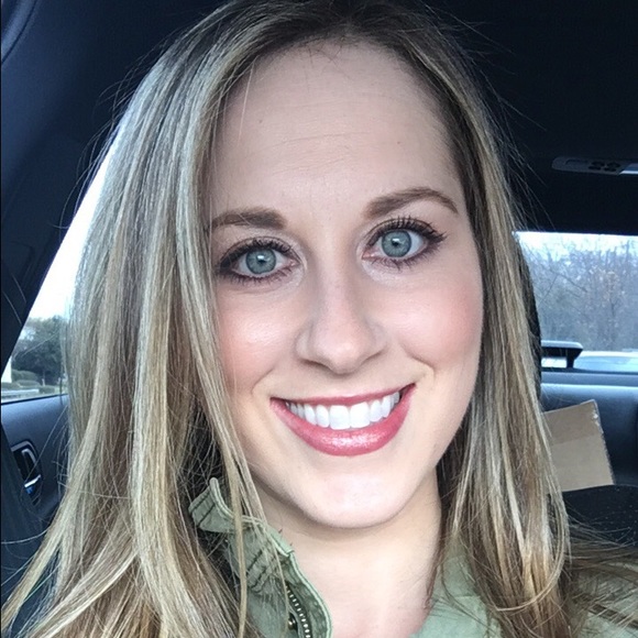 Profile Picture of Amanda Magee (@camanda601) on Poshmark