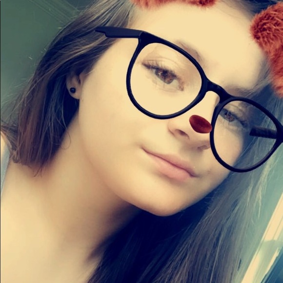 Profile Picture of Caitlin Davis (@caitiekitty) on Poshmark