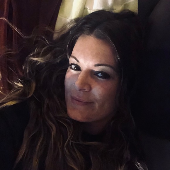 Profile Picture of Amanda Neider (@mandilee999) on Poshmark