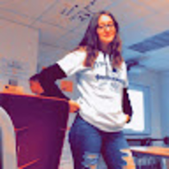 Profile Picture of Lilly Ovitt (@lilly_ovitt) on Poshmark