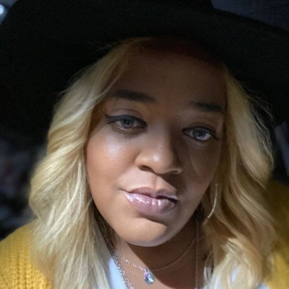 Profile Picture of Christina Gales (@galesc86) on Poshmark