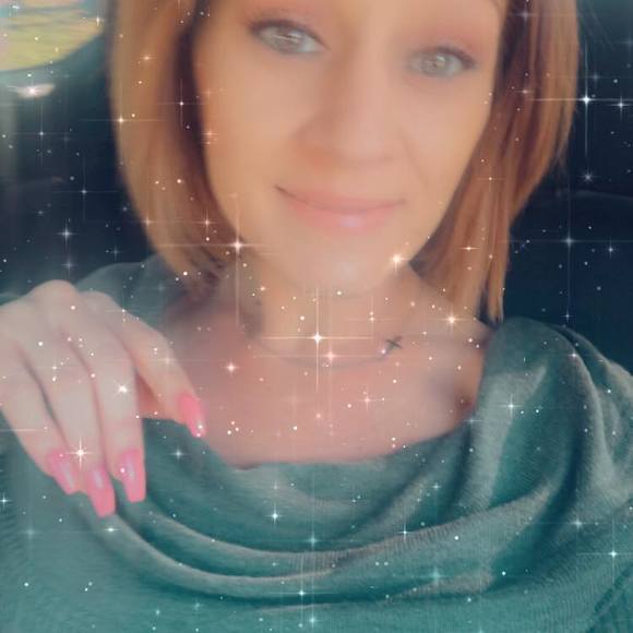 Profile Picture of Amanda Wright (@sunshynejeezy) on Poshmark