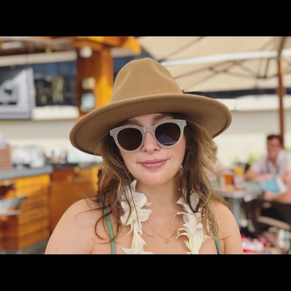 Profile Picture of Amanda Grabinski (@mandyholiday) on Poshmark