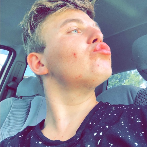 Profile Picture of Tyler Bonner (@tyler_bonner) on Poshmark