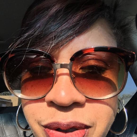 Profile Picture of Angela Ateman (@bgr614) on Poshmark