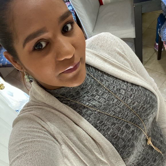 Profile Picture of Mery Perez (@mery121192) on Poshmark