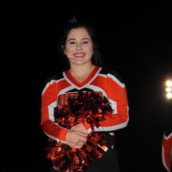 Profile Picture of Bailey Burns (@baileyburns18) on Poshmark