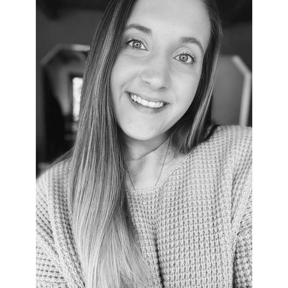 Profile Picture of Jocelyn Mciver (@jocelynmciver) on Poshmark