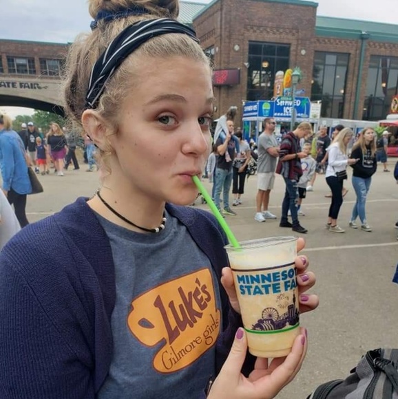 Profile Picture of Julia Rheault (@juliarheault) on Poshmark