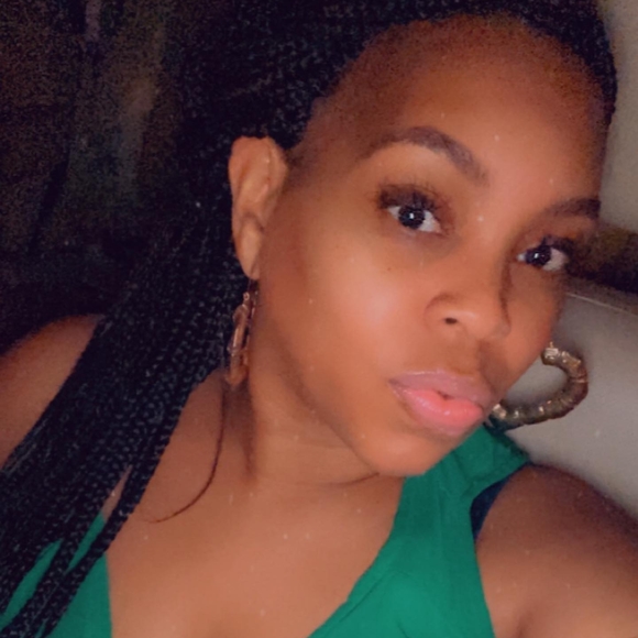 Profile Picture of Tan Shieka (@fulkst) on Poshmark