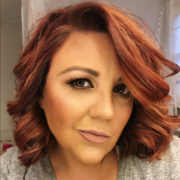 Profile Picture of Carrie Higgins (@carriephiggins) on Poshmark