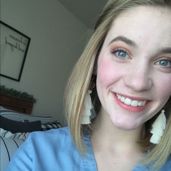 Profile Picture of Amanda Clifford (@ajjohnson430) on Poshmark