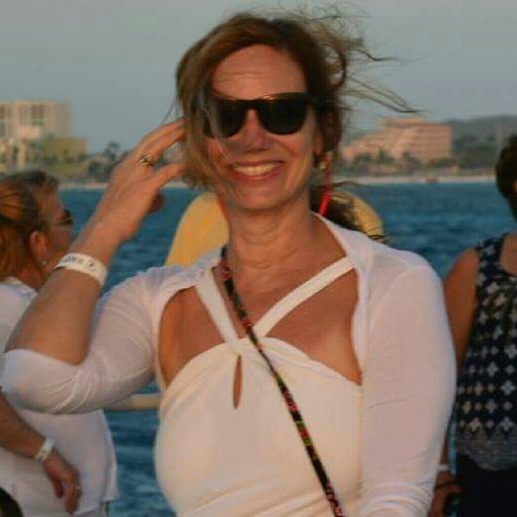 Profile Picture of Julie Curnick (@jmcusa) on Poshmark