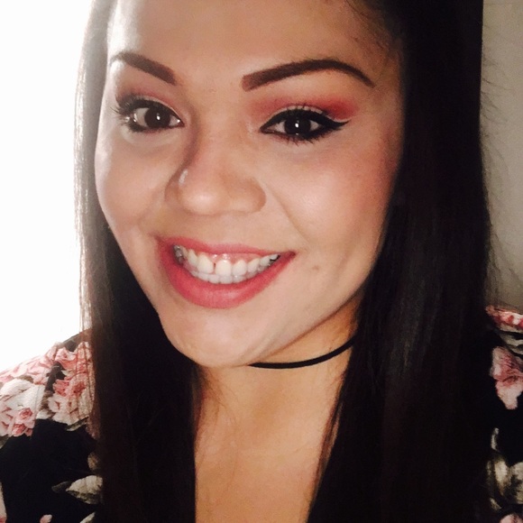 Profile Picture of Erica Bauer (@sanchezbauer) on Poshmark