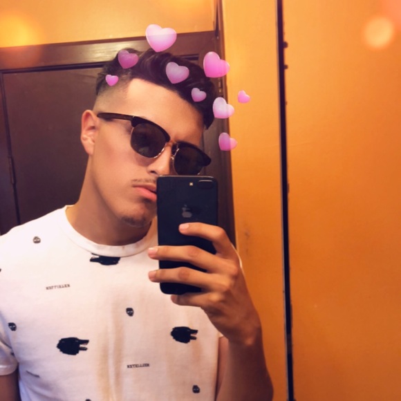 Profile Picture of Chris Mota (@chr17) on Poshmark