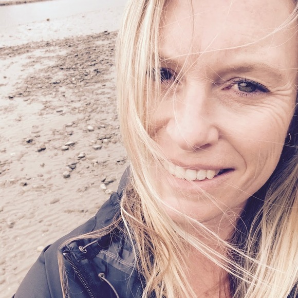 Profile Picture of Lucy Suros (@lucysuros) on Poshmark