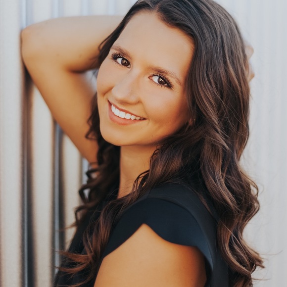 Profile Picture of Grace Poolman (@gracepoolman) on Poshmark