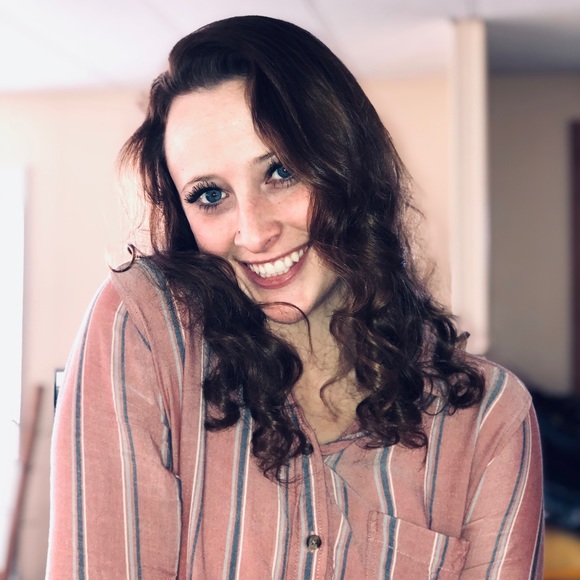Profile Picture of Amaya Studer (@amaya567) on Poshmark
