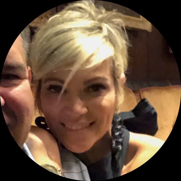 Profile Picture of Krista Shepard (@kristabarbee) on Poshmark