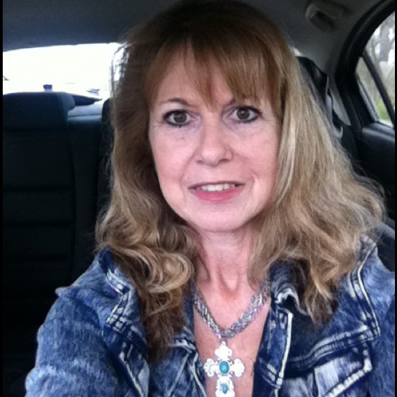 Profile Picture of Deborah Desoto (@deborahdesoto) on Poshmark