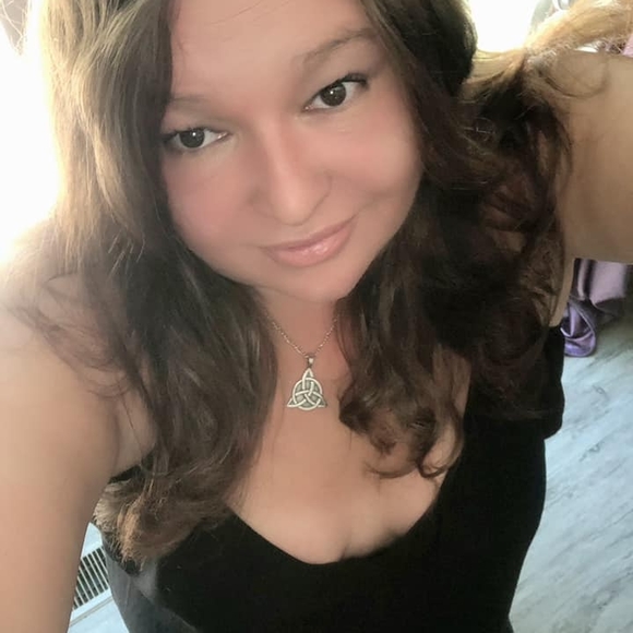 Profile Picture of Michelle Ashley (@mbaron7688) on Poshmark