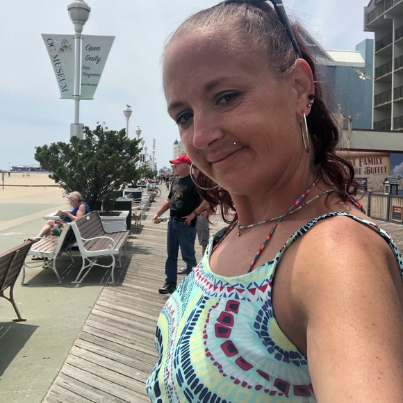 Profile Picture of Robyn Telesca (@robynlayfield) on Poshmark