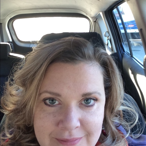 Profile Picture of Amanda Combs (@ajcombs) on Poshmark