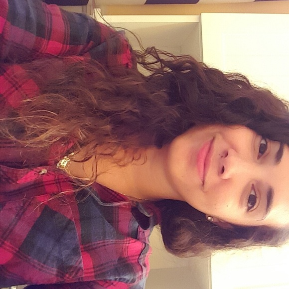 Profile Picture of Mariela Serrano (@srtalela) on Poshmark