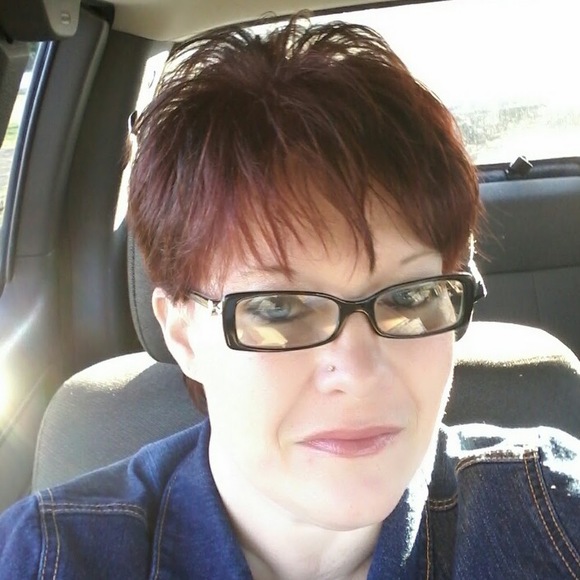 Profile Picture of Shelly Crowe (@shelly_crowe) on Poshmark