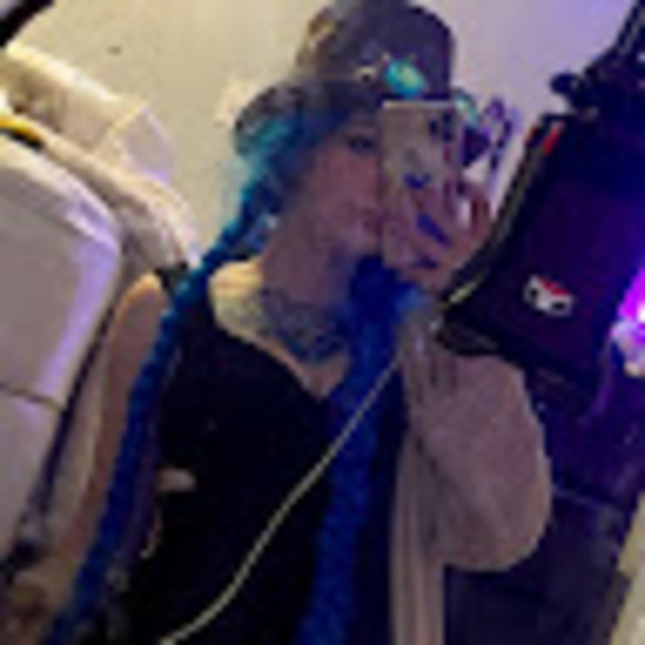 Profile Picture of Faye Woulfe (@fayewoulfe21) on Poshmark