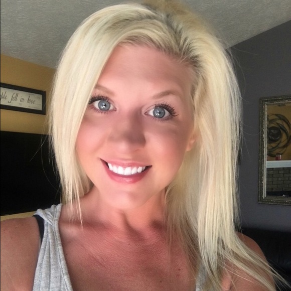 Profile Picture of Allison Heinrich (@apmetz21) on Poshmark