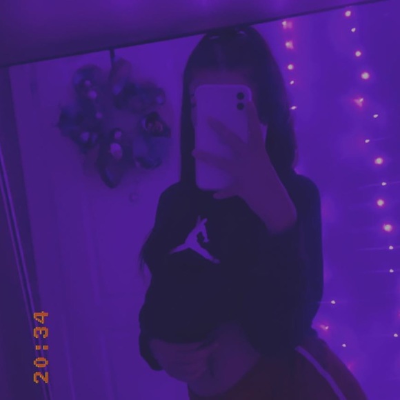 Profile Picture of Nikki Gouvatsos (@nikki657) on Poshmark