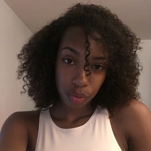 Profile Picture of Ariana Buelto (@abuelto) on Poshmark
