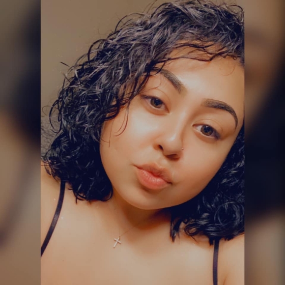 Profile Picture of Kandice Falto (@kandiiiixo) on Poshmark