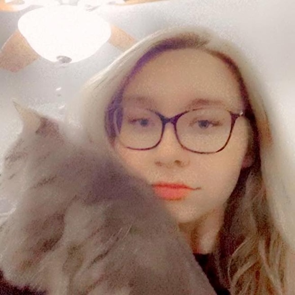 Profile Picture of Karissa Vestering (@karissaaa_) on Poshmark