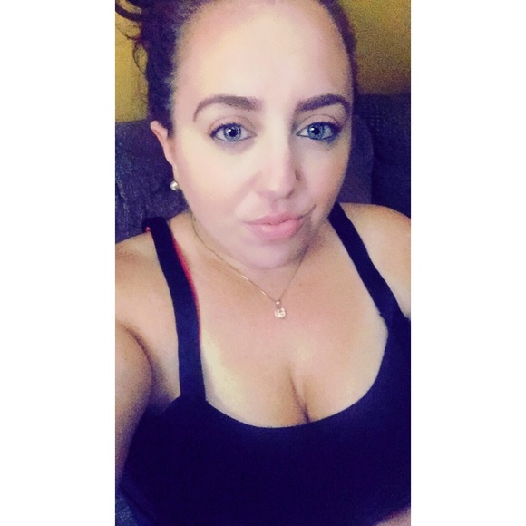 Profile Picture of Jen Sutherland (@jensuth1206) on Poshmark
