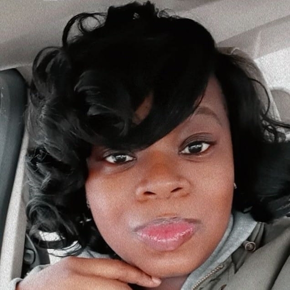 Profile Picture of Cornette Moemeka (@cornette86) on Poshmark