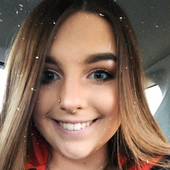 Profile Picture of Shawna Barr (@20sbarr) on Poshmark