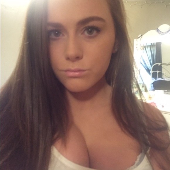Profile Picture of Michaela Lamonica (@michaeelaa13) on Poshmark