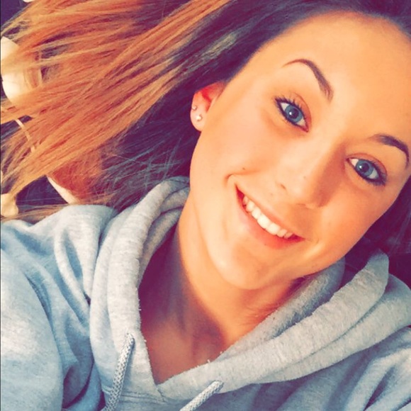 Profile Picture of Adriana Shirley (@adrianashirls) on Poshmark