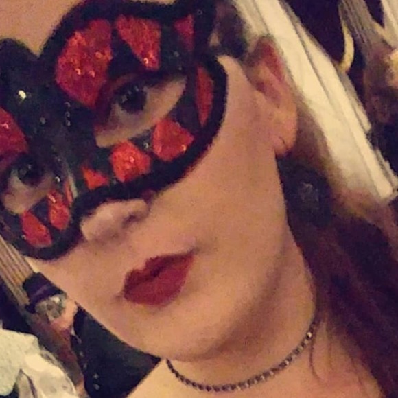 Profile Picture of Angela Jennerjohn (@courageouscurvy) on Poshmark