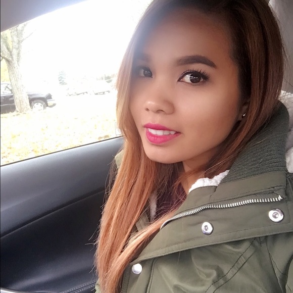Profile Picture of Annie Kim (@anniekim1188) on Poshmark