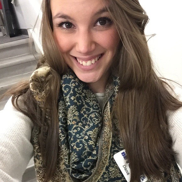 Profile Picture of Dana Sarcona (@danesarcona) on Poshmark