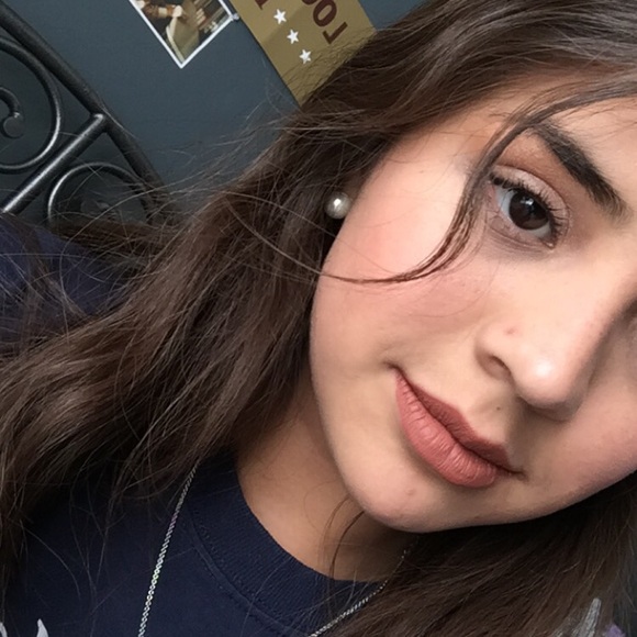 Profile Picture of Lauryn Lomas (@laurynlomas) on Poshmark