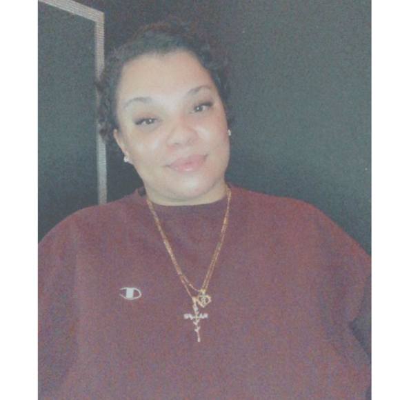 Renee Vassar - Poshmark Profile Picture of Renee Vassar (@reneevassar) on Poshmark